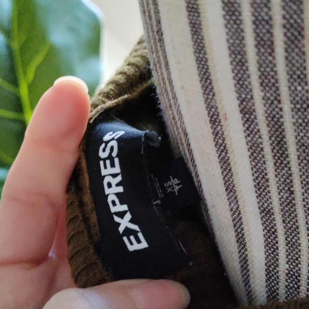 ✰ Express | Ribbed Olive Tee. - Picture 3 of 4